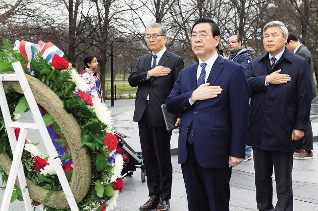 미국을 순방 중인 박원순 시장이 13일(현지시간) 워싱턴D.C. 중심에 위치한 내셔널몰(National Mall) 내 ‘한국전쟁 참전용사 기념공원’을 찾아 헌화하고 참전용사의 희생을 기리고 있다. [서울시 제공]