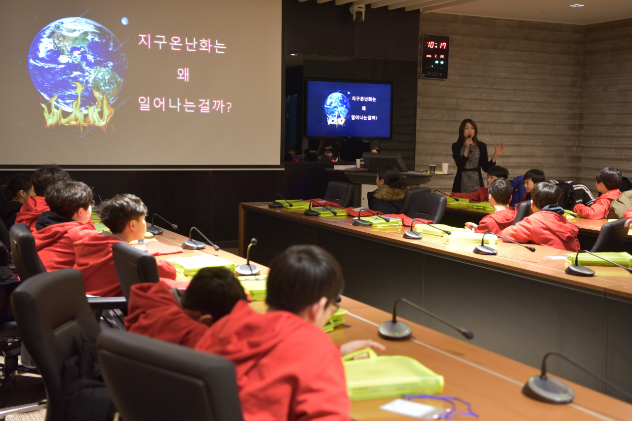 14일 열린 퓨전스쿨 과학캠프에서 초등학생들이 핵융합 원리에 대한 설명을 듣고 있다.[국가핵융합연구소 제공]