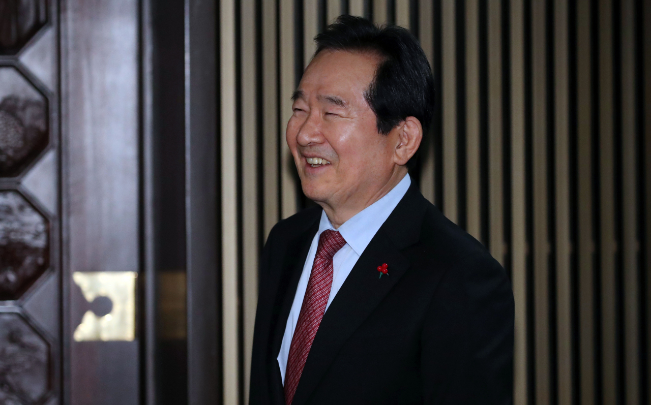 정세균 국무총리 후보자가 13일 국회에서 열린 본회의에서 자신의 국무총리 임명동의안이 가결된 후 회의장 앞에서 동료의원들과 기념촬영을 마치고 미소짓고 있다. [연합]