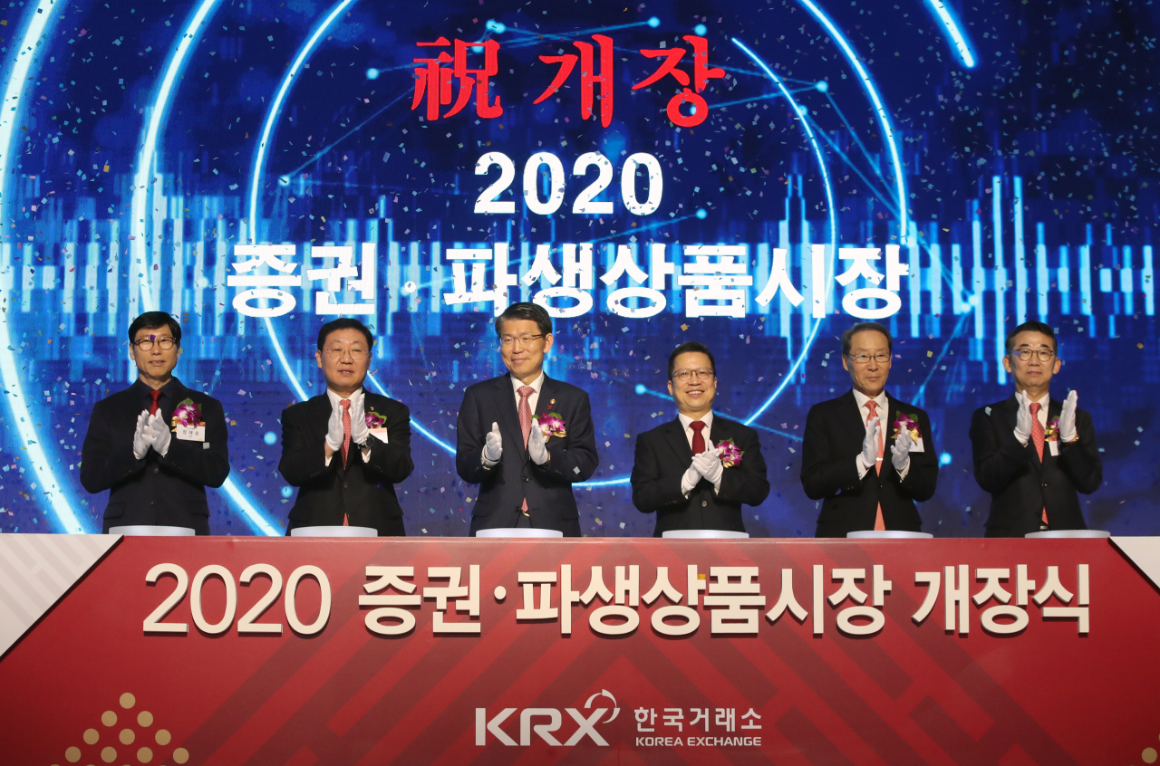 2일 서울 여의도 콘래드 호텔에서 열린 2020년도 증권·파생상품시장 개장식에서 은성수 금융위원장(왼쪽 세번째)과 정지원 한국거래소 이사장(오른쪽 세번째) 등 참석자들이 개장 신호 버튼을 누른 뒤 박수치고 있다. 왼쪽부터 정재송 코스닥협회 회장, 나재철 금융투자협회 회장, 은 위원장, 정 이사장, 정구용 상장회사협의회 회장, 김군호 코넥스협회 회장. [연합뉴스]