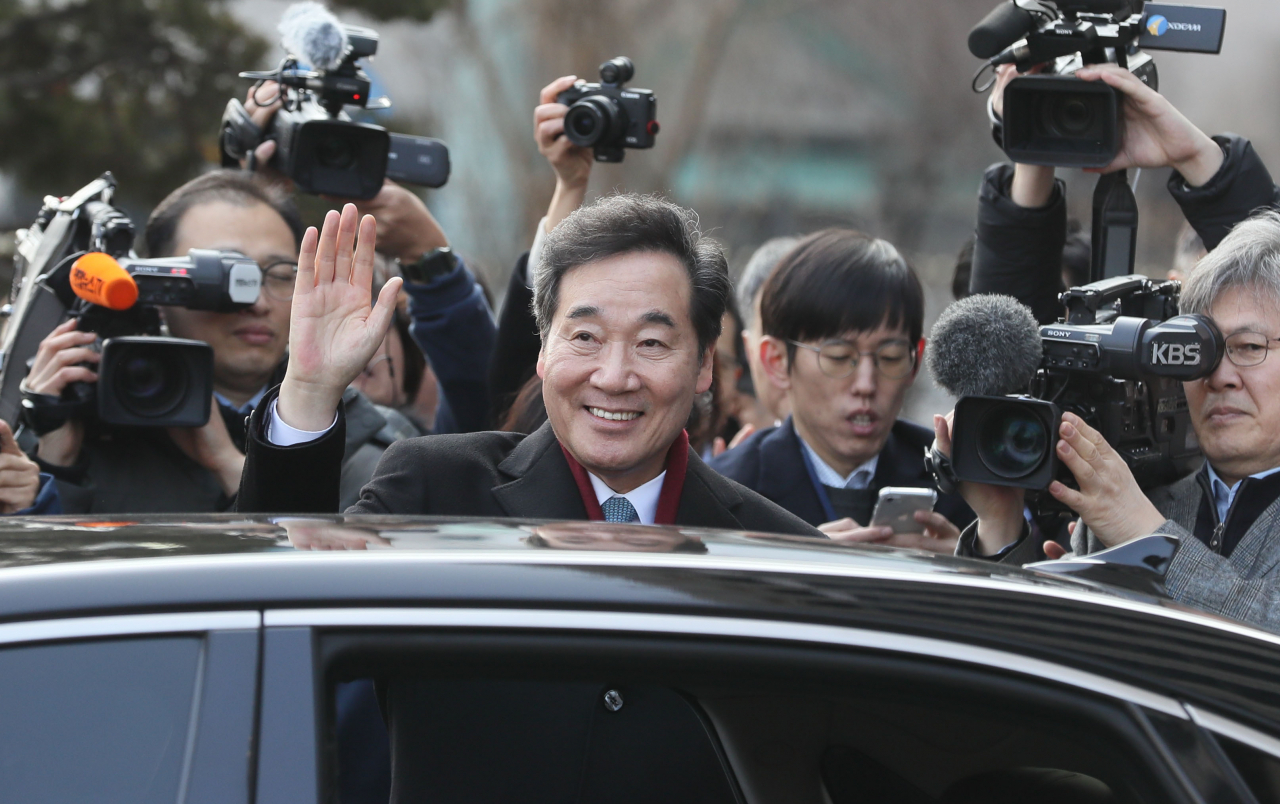이낙연 전 국무총리가 14일 정부서울청사에서 홍남기 경제부총리 겸 기획재정부장관과 유은혜 사회부총리 겸 교육부장관 등 국무위원들과 총리실 직원들의 박수와 배웅 속에 환송행사를 마친 뒤 청사를 떠나기 위해 개인차량에 오르고 있다. [연합]