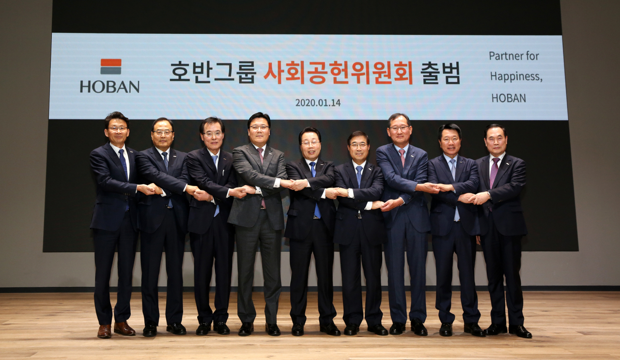 사진 왼쪽부터 아브뉴프랑 강신주 대표, 호반호텔&리조트 장해석 대표, 호반산업 김진원 사장, 호반건설 박철희 사장(사업부문), 호반그룹 최승남 총괄부회장, 전중규 사회공헌위원장, 호반골프계열 이정호 사장, KBC광주방송 조억헌 대표, 대아청과 박재욱 대표. [호반건설 제공]