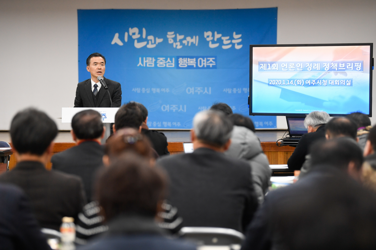 여주시 첫 정책브리핑에서 이항진 시장이 언론인 질문에 답하고 있다. [여주시 제공]