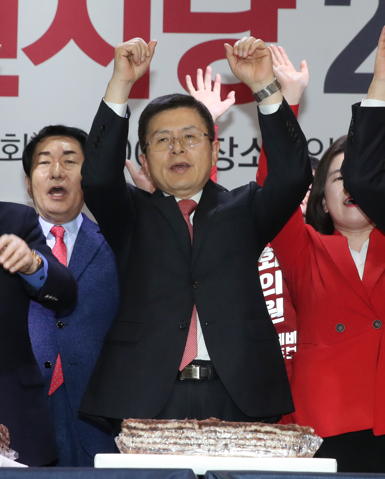 자유한국당 황교안 대표가 14일 오후 인천 남동구 인천로얄호텔에서 열린 자유한국당 인천시당 신년인사회에서 기념떡을 자른 뒤 만세를 외치고 있다. [연합]