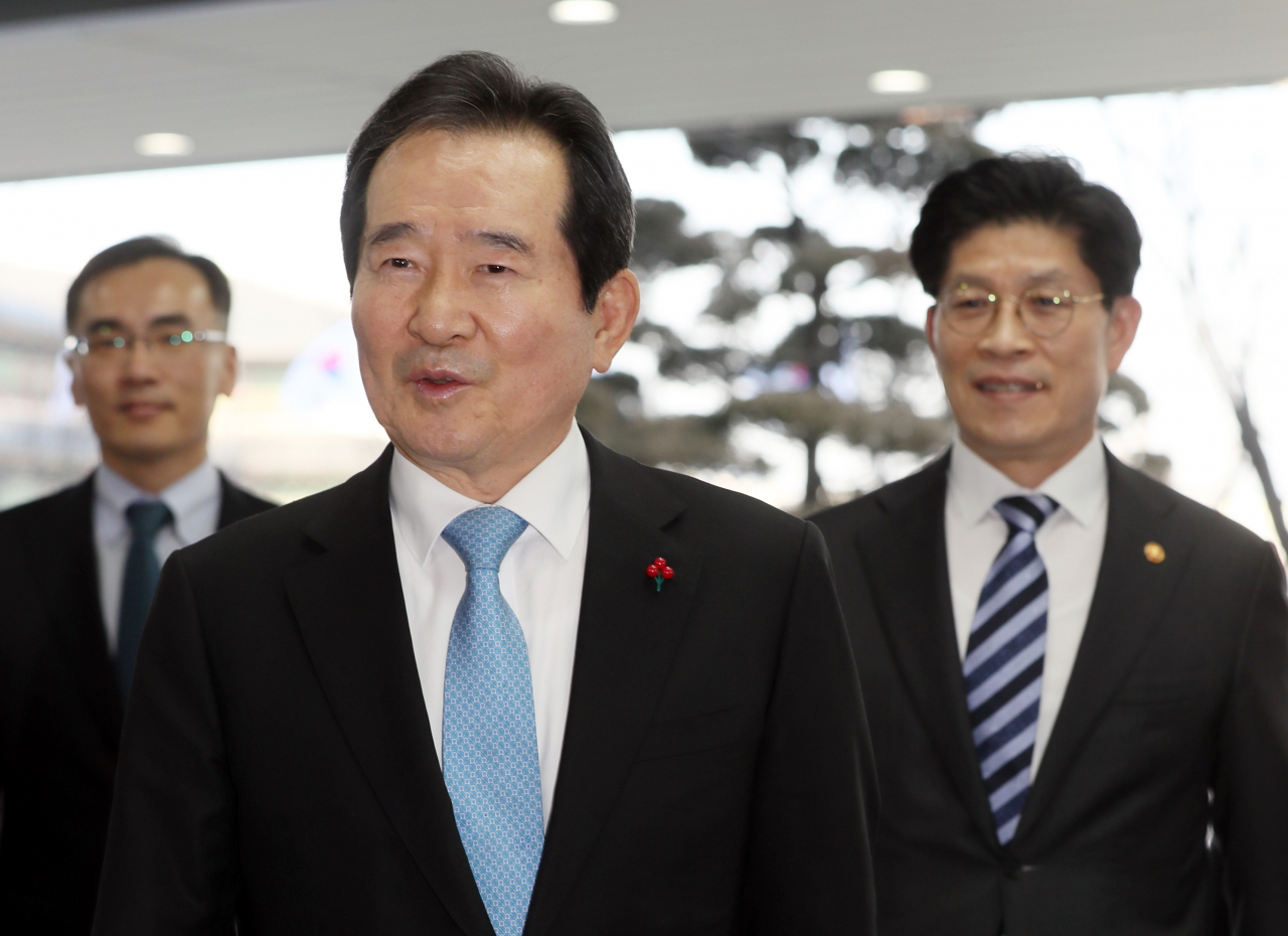 정세균 신임 국무총리가 14일 오후 정부서울청사에서 노형욱 국무조정실장과 함께 집무실로 이동하고 있다.［연합］