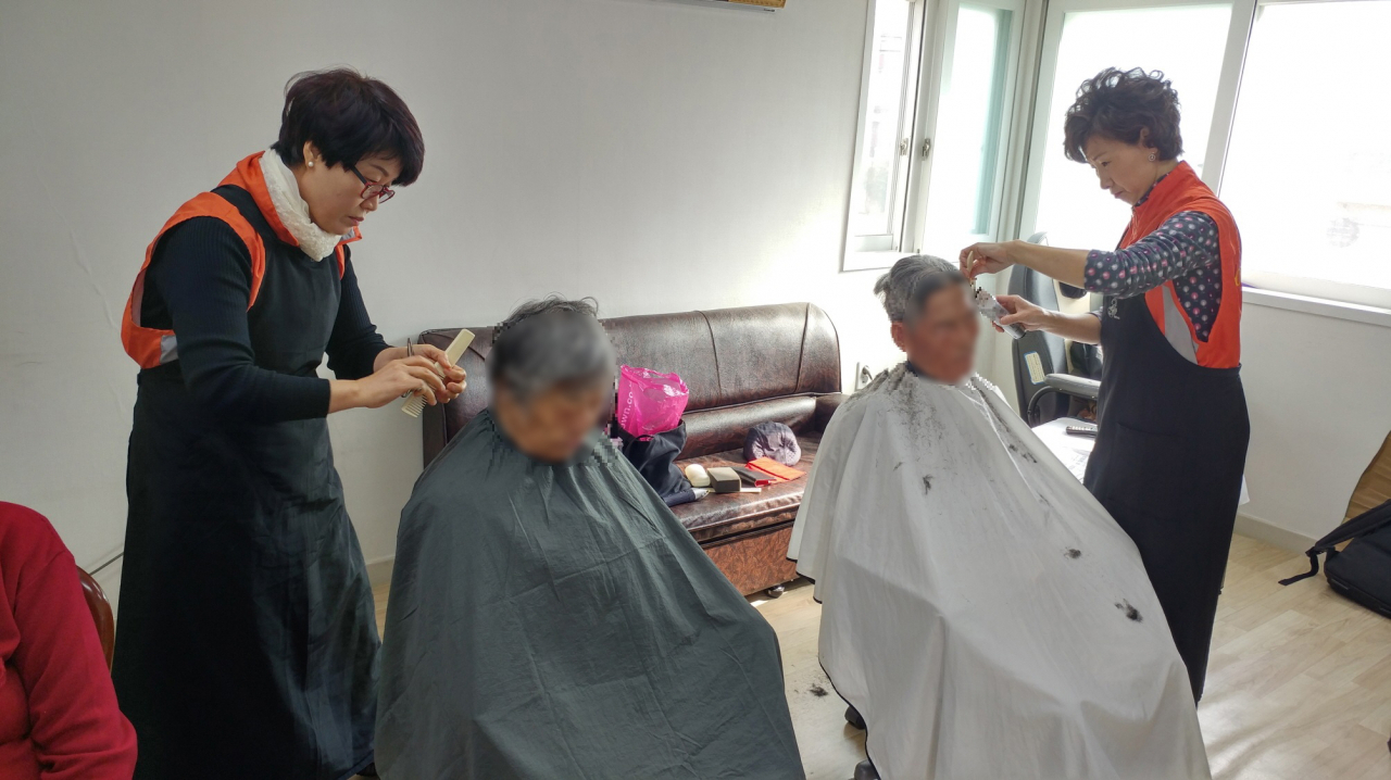 구로구 관내 봉사단체인 단정이 봉사단이 저소득 어르신들에게 이미용 서비스를 제공하고 있다. [구로구 제공]