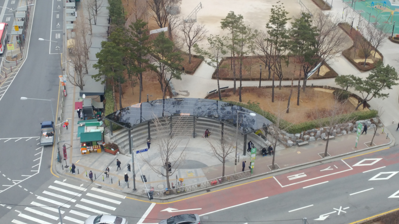 광진구 구의3동 구의공원 태양광 힐링쉼터 위에서 바라본 모습. [광진구 제공]