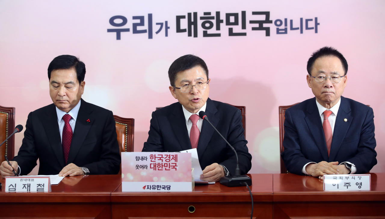 자유한국당 황교안 대표가 15일 오전 국회에서 열린 당대표 및 최고위원·중진의원 연석회의에서 발언하고 있다. 연합뉴스
