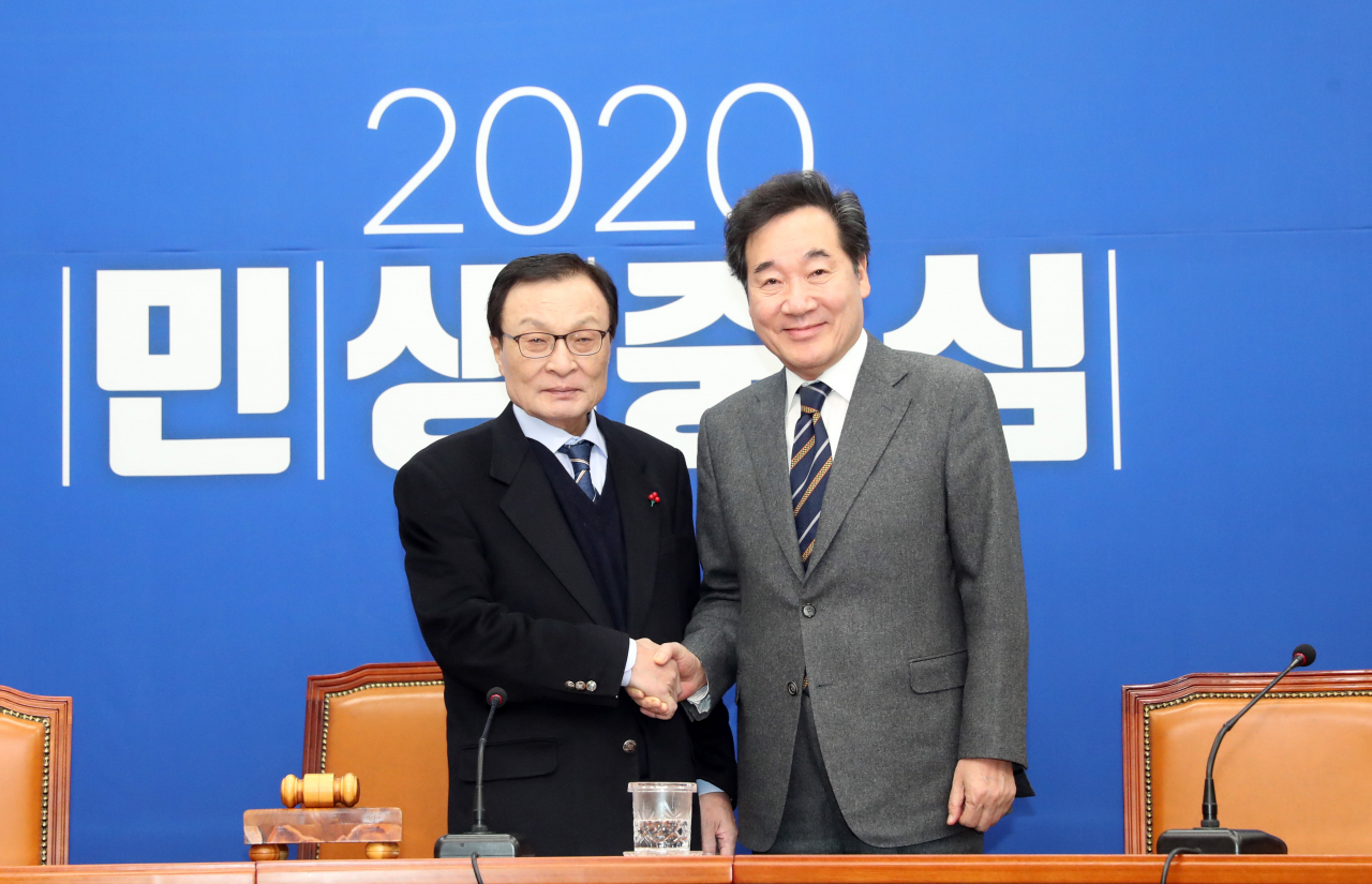 이낙연 전 국무총리(오른쪽)와 더불어민주당 이해찬 대표가 15일 오전 서울 여의도 국회에서 열린 최고위원회의에서 악수하고 있다. 연합뉴스