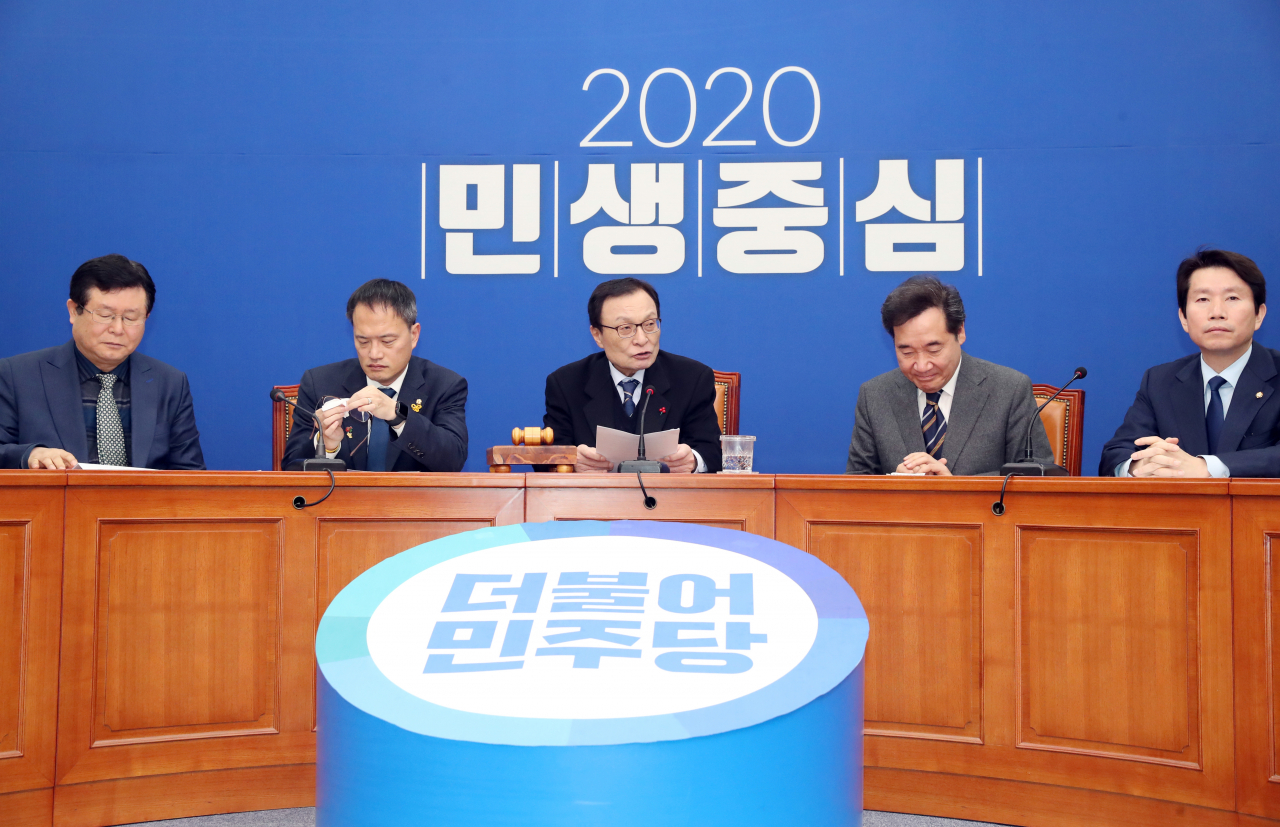 이해찬 더불어민주당 대표(가운데)가 15일 오전 서울 여의도 국회에서 열린 최고위원회의에서 발언하고 있다. [연합]