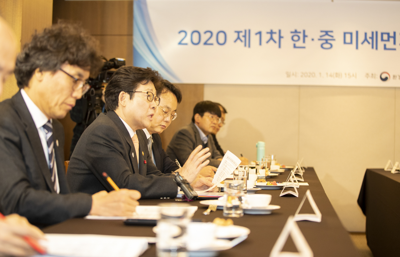 조명래 환경부 장관이 14일 오후 서울 한국프레스센터에서 ‘한·중 미세먼지 전문가회의’를 주재하고, 산업계·학계 전문가들과 미세먼지 우수 저감기술을 보유한 우리 산업체의 중국진출 확대방안에 대해 논의했다. 조 장관과 참석 전문가들은 국민이 체감할 수 있는 미세먼지 개선을 위해서는 국내 감축의 가속화와 더불어 한·중 협력을 강화할 필요가 있다는데 의견을 같이했다. [환경부 제공]