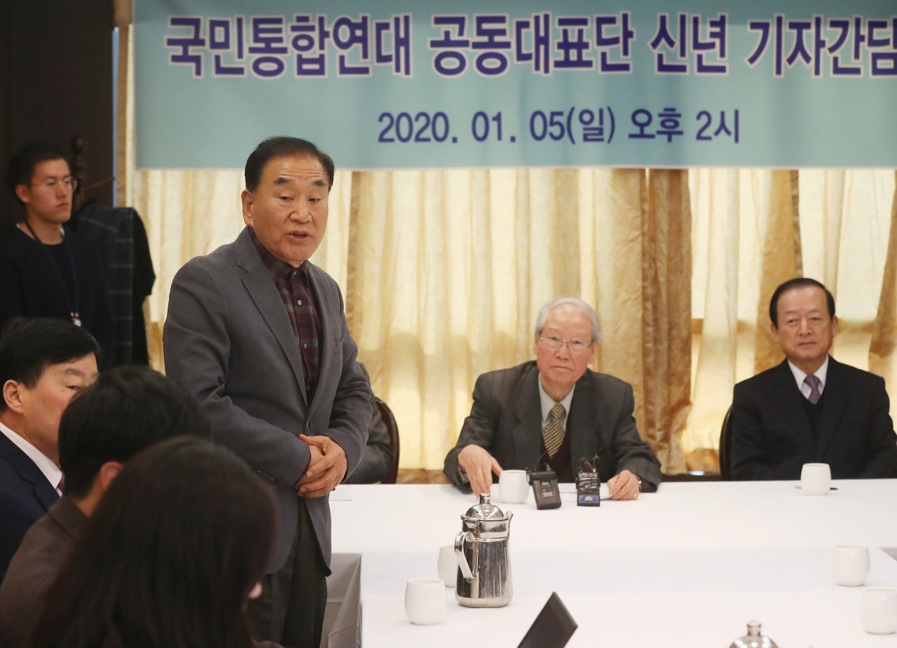 서울 여의도의 한 식당에서 열린 국민통합연대 공동대표단 신년 기자회견에서 이재오 당시 창립준비위원장이 발언을 하고 있다. [연합]