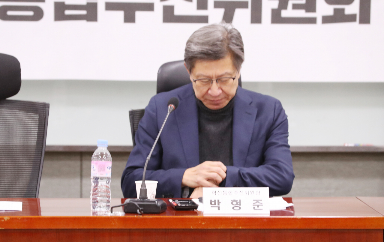 박형준 혁신통합추진위원회 위원장이15일 오전 서울 여의도 국회 의원회관에서 열린 2차회의에서 시간을 확인하고 있다. [연합]