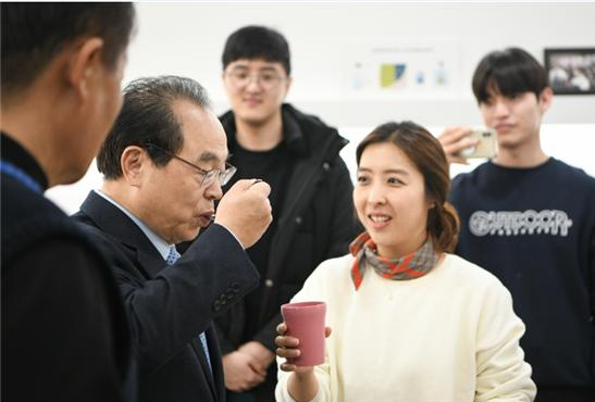 매주 화요일 오전 모모스커피 본점 옆 커피연구실에서 열리는 ‘와요 커핑’ 행사. 외국 농장에서 가져온 신선한 원두나 해외 유명 커피숍의 원두로 내린 커피를 누구나 무료로 맛보고 평가할 수 있다. 사진은 이 곳을 방문한 오거돈 부산시장이 커피를 시음하는 모습.