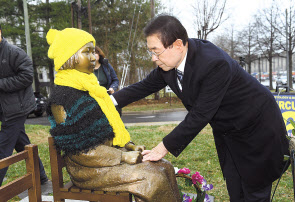 미국을 순방 중인 박원순 서울시장이 14일(현지시간) 버지니아주 애넌데일 한인타운 내에 설치된 평화의 소녀상을 방문, 헌화하고 있다. [연합]