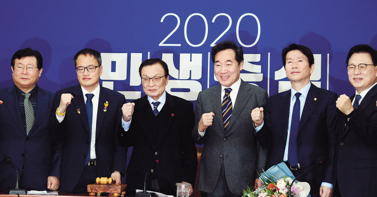 여의도로 복귀한 이낙연 전 국무총리(왼쪽에서 네 번째)가 15일 국회에서 열린 더불어민주당 최고위원회의에서 이해찬 당대표(세 번째), 이인영 원내대표(맨 오른쪽) 등과 기념촬영을 하고 있다. 이상섭 기자