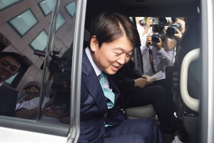 안철수 전 국민의당 대표가 지난 2018년 7월 12일 오후 서울 여의도의 한 커피숍에서 열린 기자간담회를 마치고 차량에 탑승하고 있다. [연합]