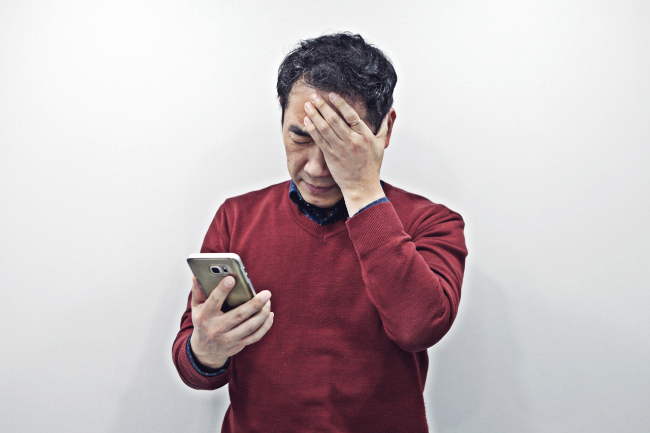 초로기 치매는 쉽게 정신적으로 위축되고, 퇴행성 뇌 변화가 빠르게 올 수 있어 주변의 관심과 도움이 필요하다.