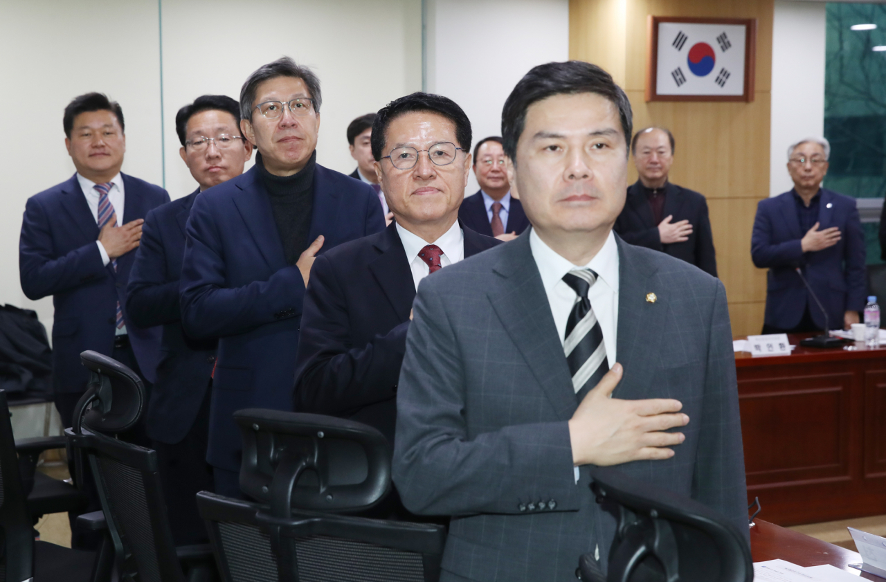 중도·보수통합을 목표로 하는 혁신통합추진위원회 박형준 위원장 등 위원들이 15일 오전 서울 여의도 국회 의원회관에서 열린 2차 회의에서 국민의례 하고 있다. [연합]