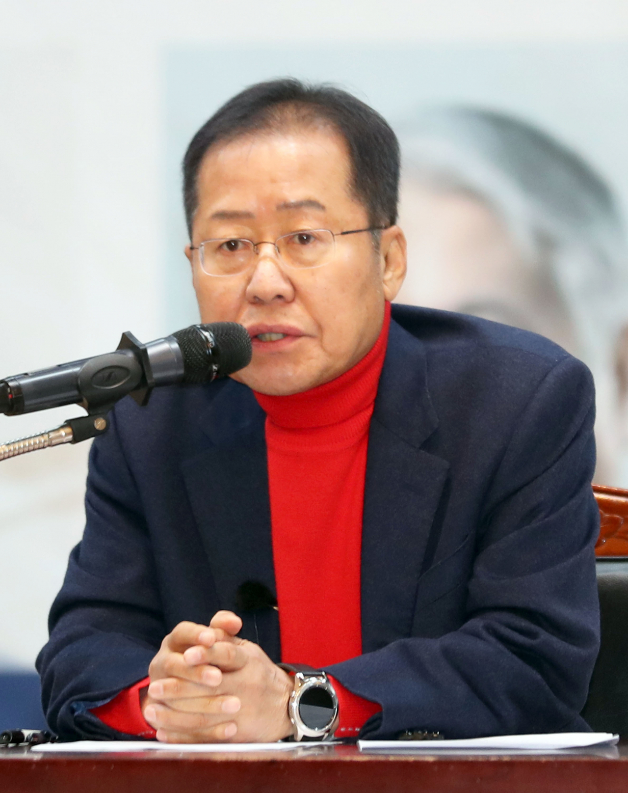 홍준표 자유한국당 전 대표가 15일 오후 부산시청 대강당에서 열린 '대학생 리더십 아카데미'에서 강연하고 있다. [연합]