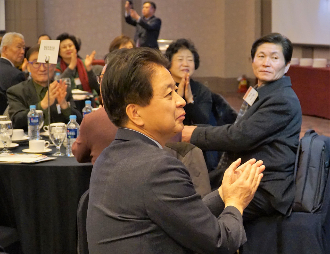 국내여행설명회가 열린 마포가 지역구인 노웅래 국회의원이 동해시와 울진군의 청사진 발표에 박수를 보내고 있다.