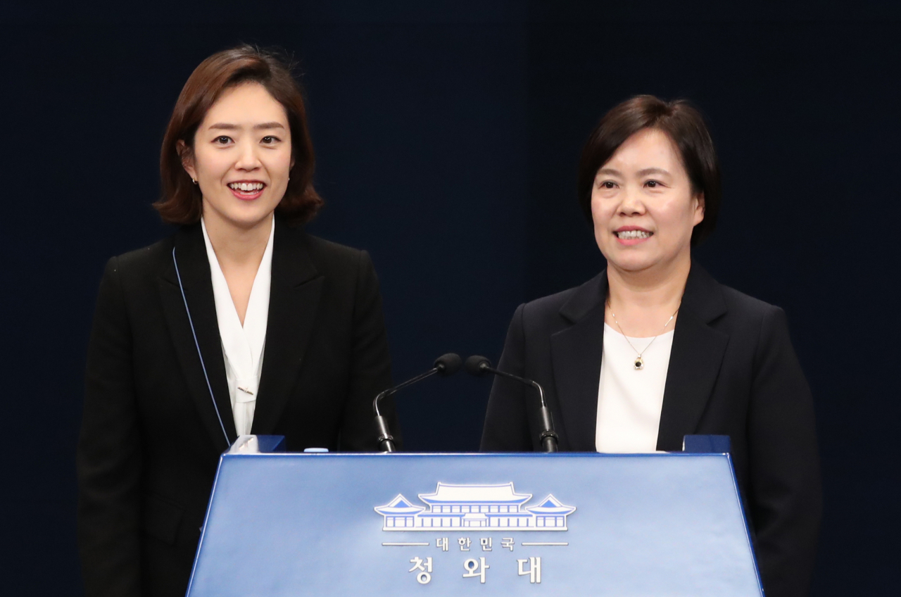 고민정 청와대 대변인과 유송화 춘추관장이 15일 오후 청와대 춘추관 대브리핑룸에서 사직 인사말을 하고 있다. 고 대변인과 유 관장은 이날 4·15총선 공직 사퇴시한을 하루 앞두고 사직했다. [연합]