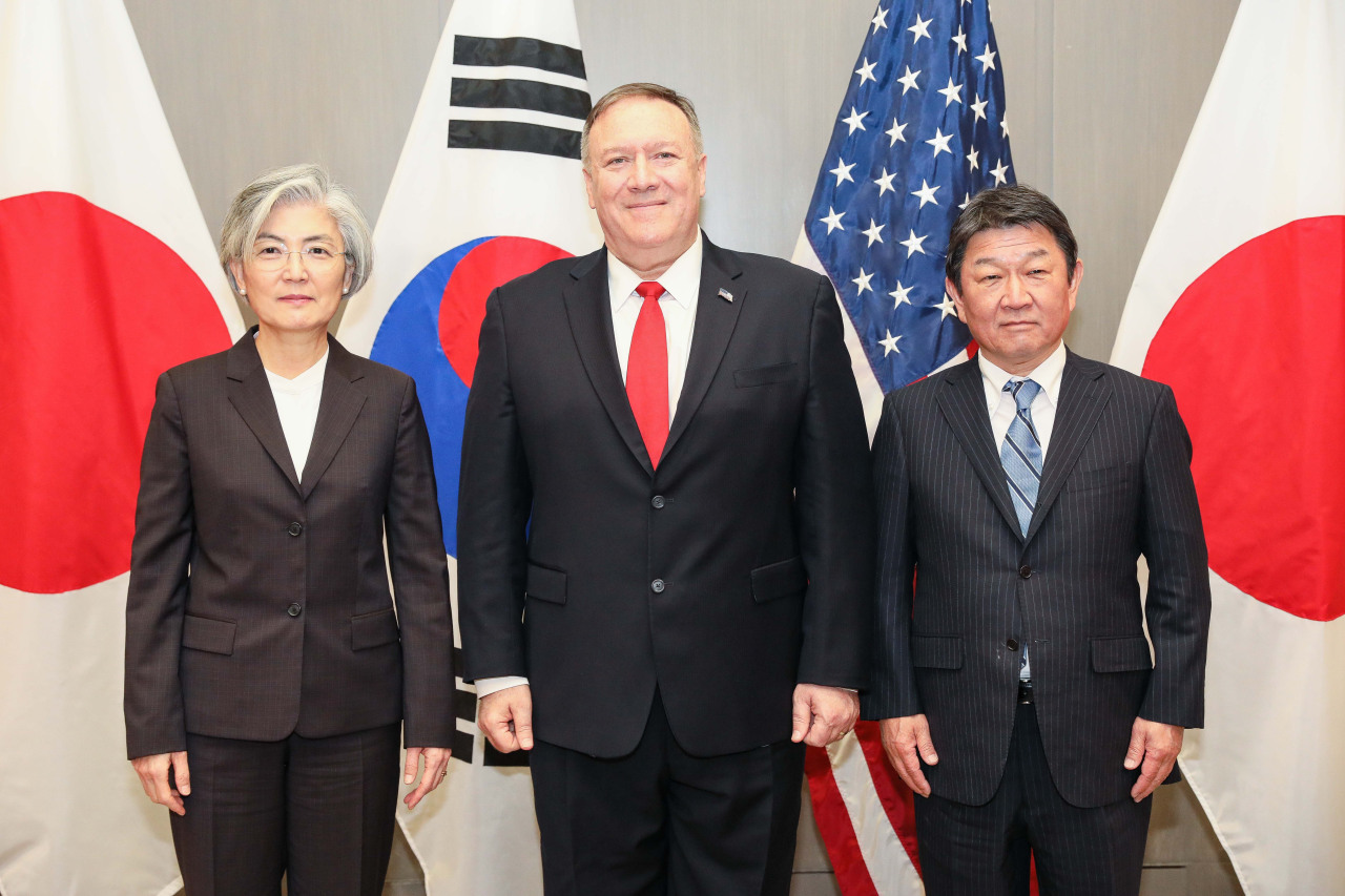 Foreign Minister Kang Kyung-wha (left) poses with US Secretary of State Mike Pompeo(center) and Japanese Foreign Minister Toshimitsu Motegi during their meeting in Palo Alto, California, Tuesday. (Yonhap)