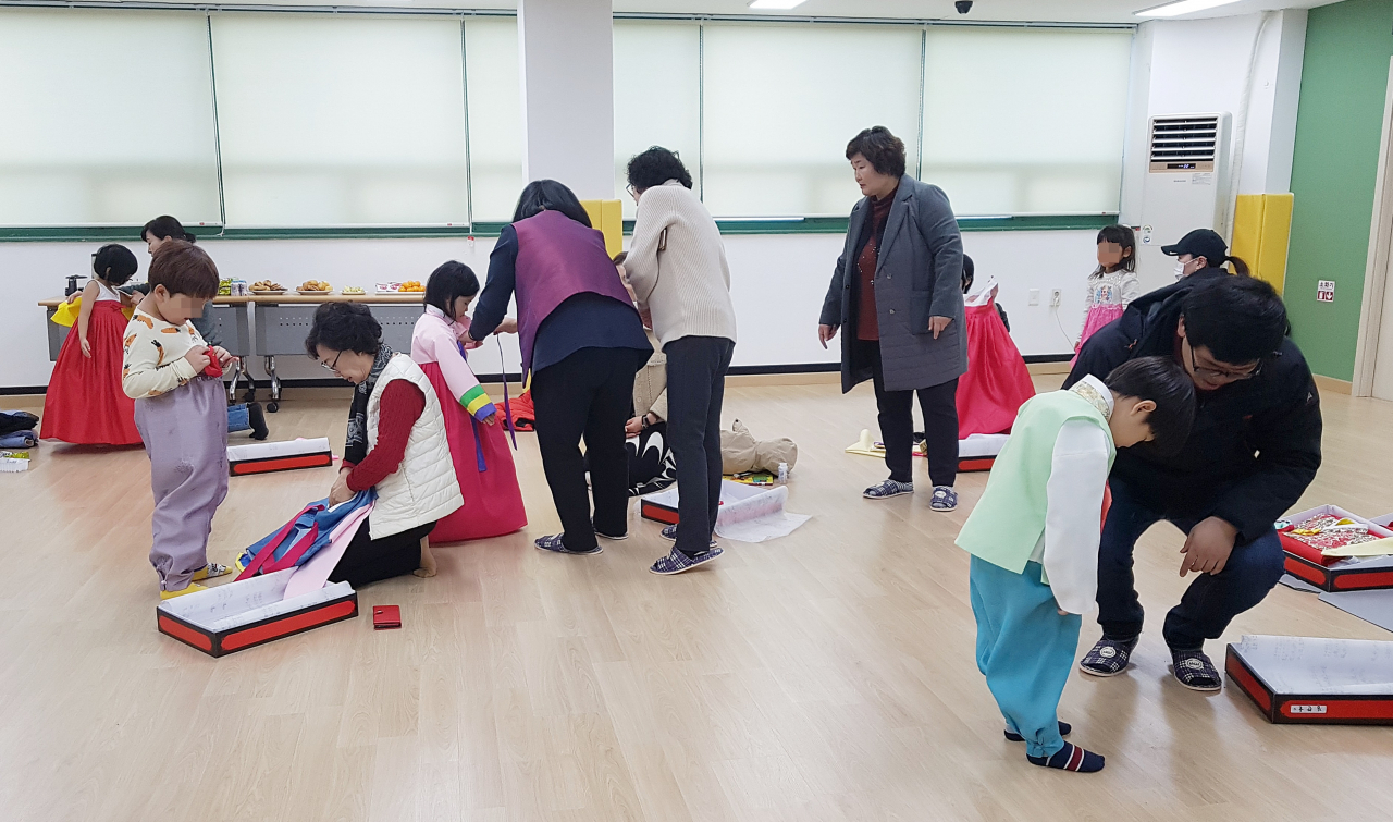 수원 드림스타트 아동이 선물받은 한복을 입어보고 있다. [수원시 제공]