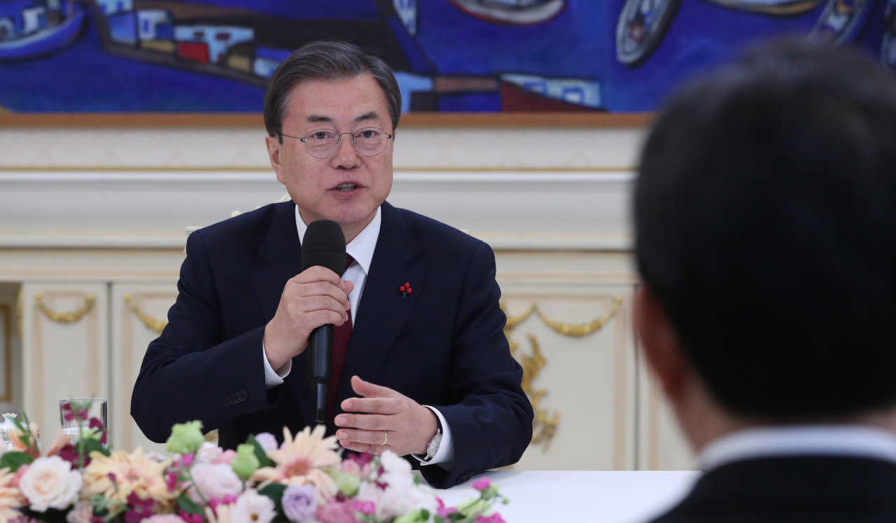 문재인 대통령이 14일 청와대에서 정세균 국무총리 임명장 수여식 후 간담회를 하고 있다. [연합]
