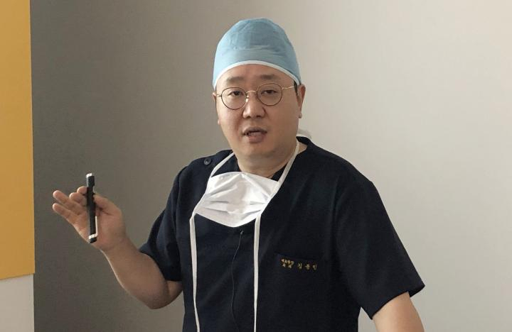 김종민 민병원 대표원장이 비만대사수술에 대해 설명하고 있다.