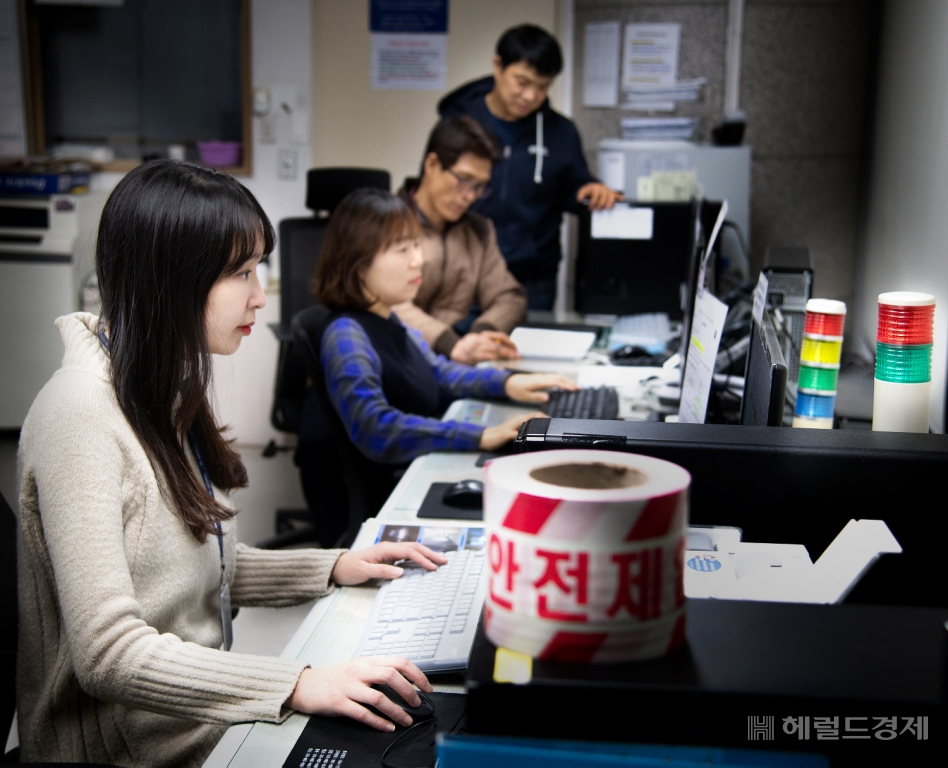 용산구 최초로 여성 숙직에 참여한 임선경(맨 왼쪽), 조주은 주무관이 15일 구청 당직실에서 야간 업무를 보고 있다. [용산구 제공]
