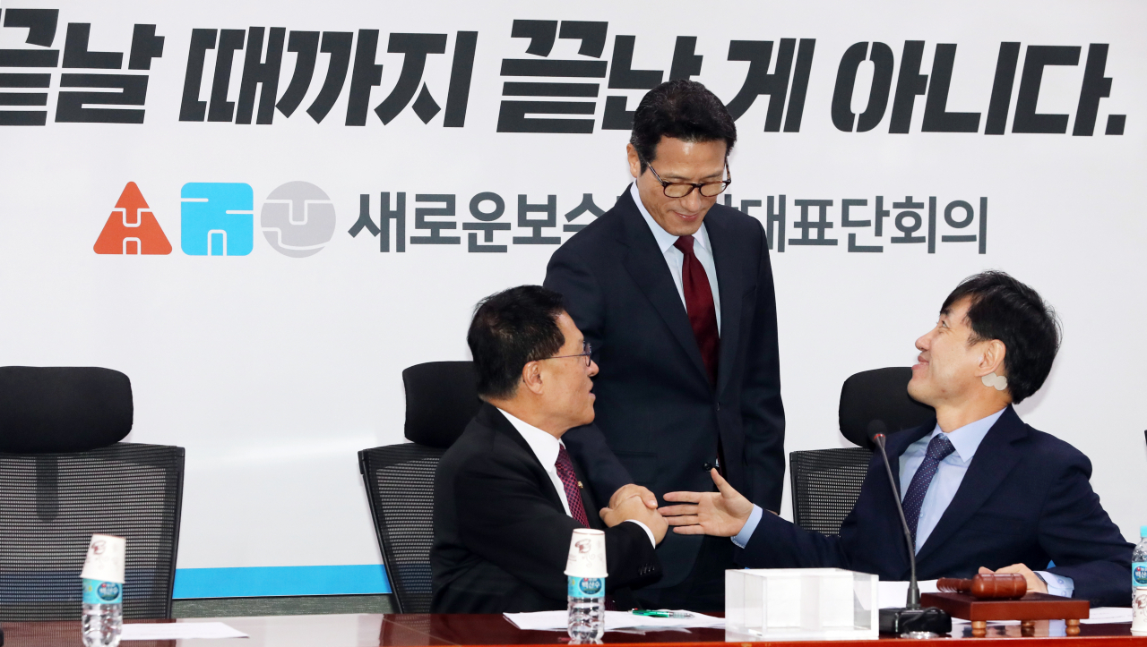 새로운보수당 하태경 책임대표(오른쪽부터)와 정병국 인재영입위원장, 정운천 정책위의장이 7일 오전 서울 여의도 국회 의원회관에서 열린 당 대표단 회의에 참석해 악수하고 있다. [연합]