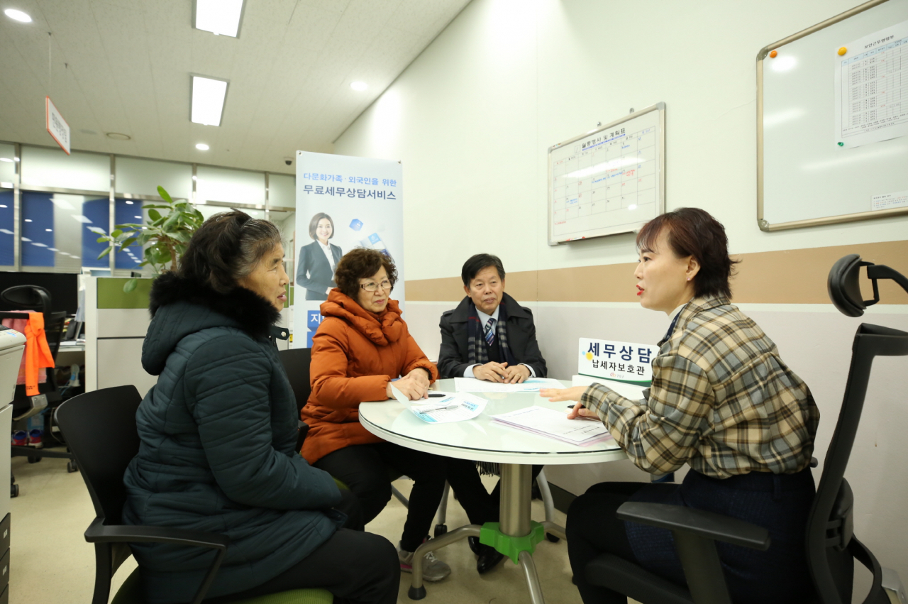 다문화·외국인 세무 상담 서비스센터에서 상담을 하고 있는 모습. [구로구 제공]