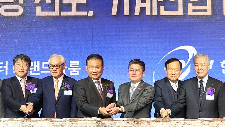 지난 15일 서울 63컨벤션센터에서 열린 '기계산업 신년 인사회'. 한국기계연구원 박천홍 원장(왼쪽부터), 신성이엔지 이완근 회장, 손동연 기계산업진흥회 회장, 산업통상자원부 정승일 차관, 인아그룹 신계철 회장, 대원강업 허재웅 대표 등이 축하떡을 자르고 있다. [기계산업진흥회 제공]