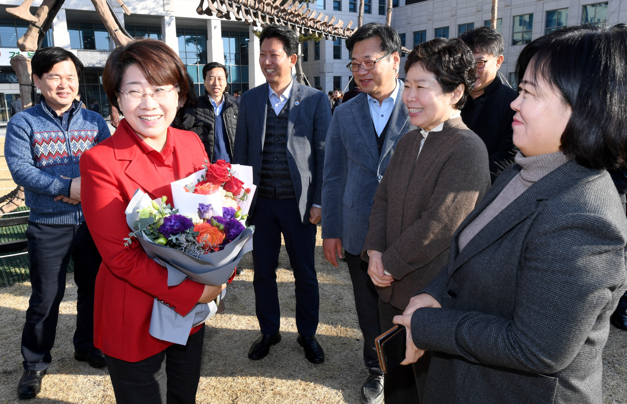 이달희 경북도 정무실장이 15일 경북도청 직원들의 환송을 받으며 도청을 떠나고 있다.[경북도 제공]