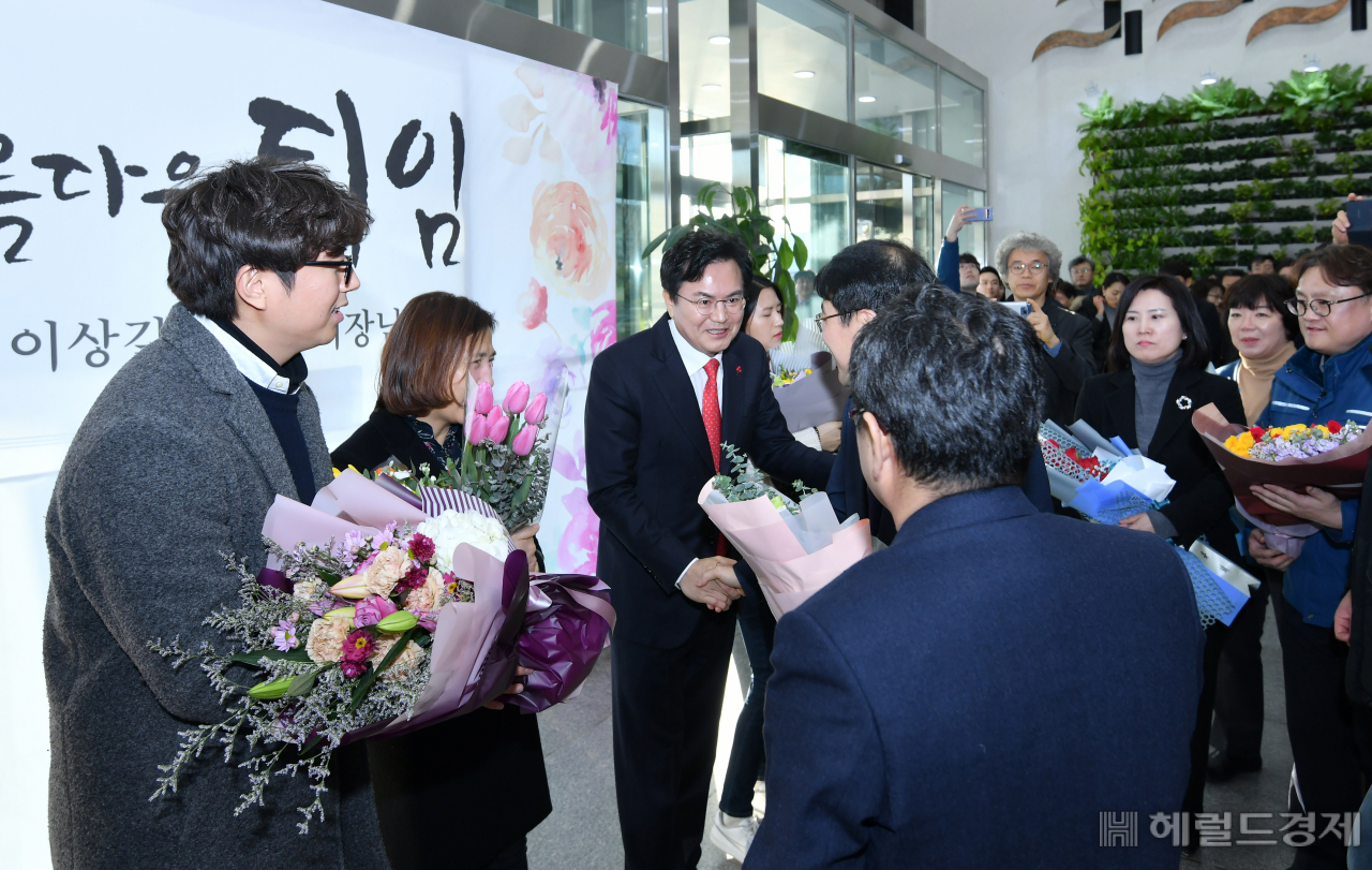 이상길 대구시 행정부시장이 15일 시청 별관 로비에서 직원들의 환송을 받으며 28년간의 공직생활을 마무리했다.[대구시 제공]