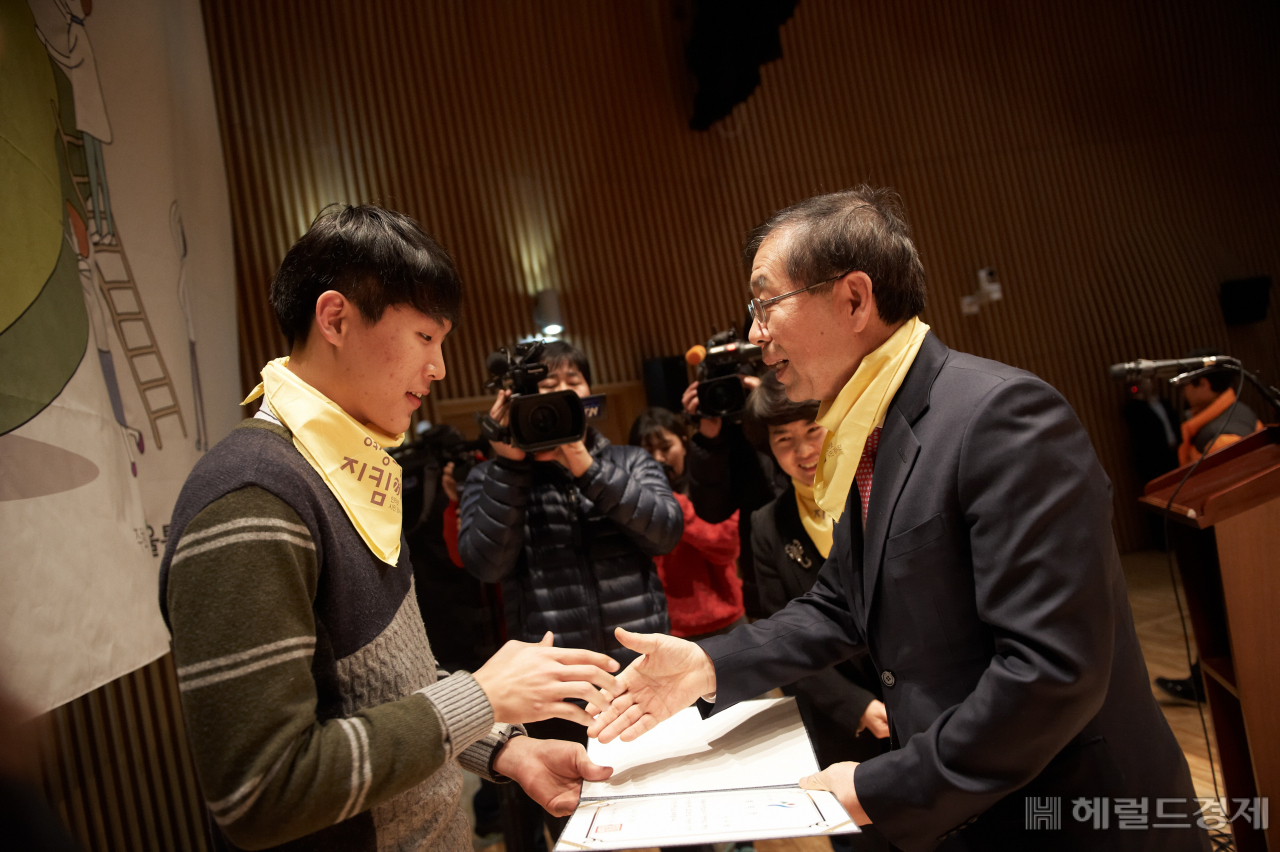 지난해 인터넷 시민감시단 발대식에서 박원순 시장이 시민에게 위촉장을 전달하고 있다. [서울시 제공]