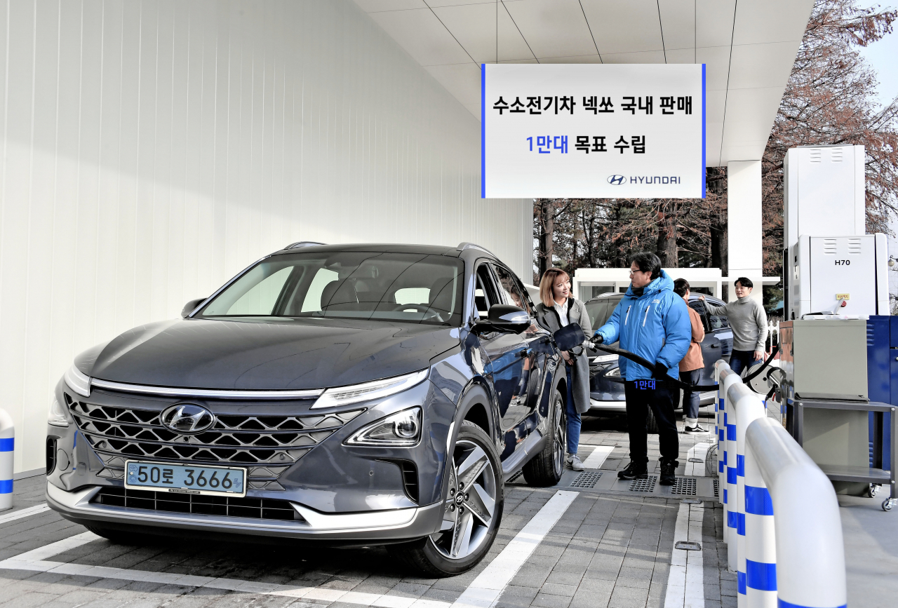 현대차가 세계 최대인 1만 대의 수소전기차 '넥쏘' 판매 계획을 세운 가운데, 16일 서울 여의도 국회충전소에서 현대차 관계자들이 '넥쏘'에 수소를 주입하고 있다. [현대차제공]