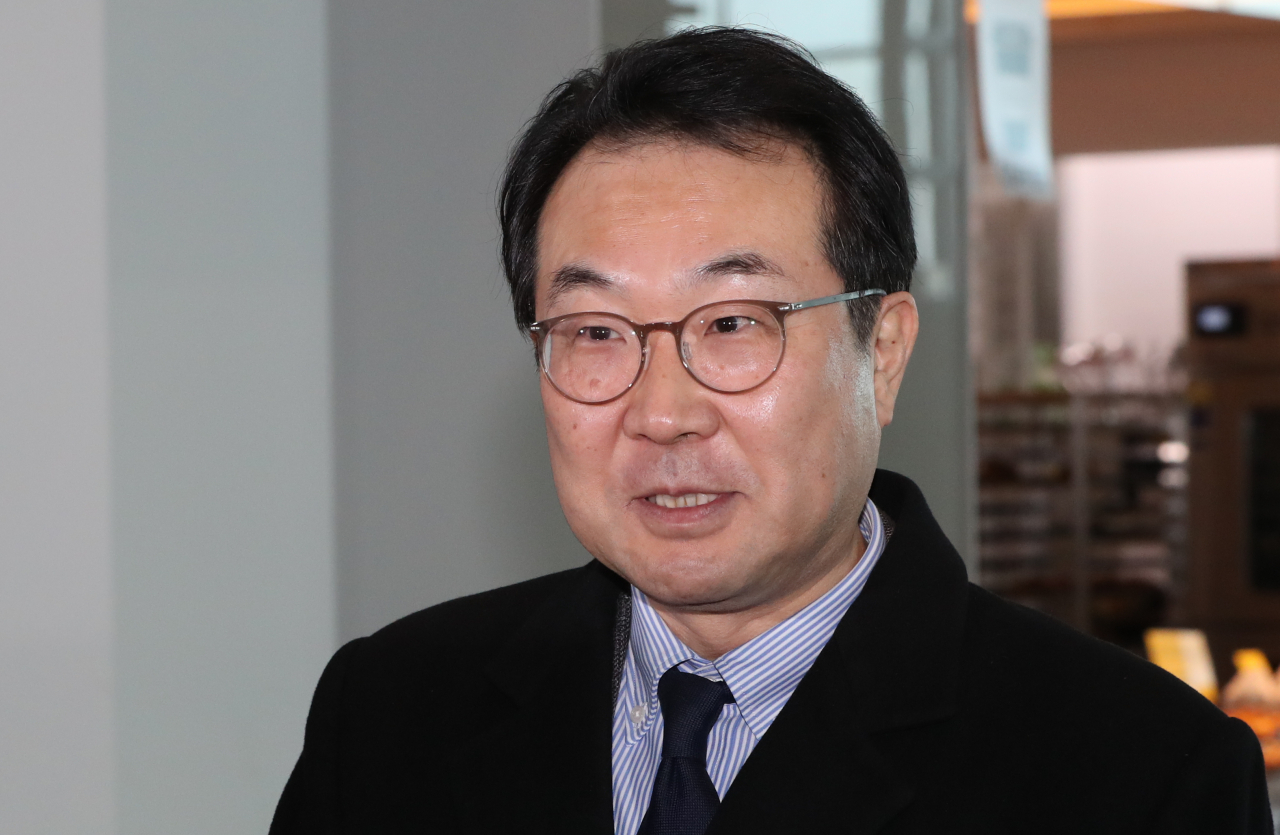 이도훈 외교부 한반도평화교섭본부장이 미국의 대북특별대표인 스티븐 비건 국무부 부장관과 한미 북핵수석대표 협의를 하기 위해 15일 오전 인천국제공항을 통해 출국하기에 앞서 취재진의 질문에 답하고 있다. [연합]