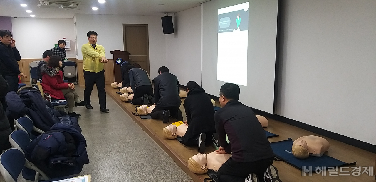 [헤럴드경제=이진용 기자]지난 15일 서울 광진구에서 부동산중개업을 하는 사람들이 민방위훈련교육센터에서 ‘심폐소생술’ 체험을 하고 있다. 구는 지역 내 부동산중개업소 대표자 및 근무자 등 부동산중개업관계자 1400여 명을 대상으로 응급상황 및 재난상황 발생 시 초기 대응능력 향상과 관리능력을 배양하기 위해 오는 12월까지 심폐소생술 이론과 실습, 기도폐쇄 하임리히법, 자동심장충격기 사용법, 화재진압과 지진 체험 교육등을 실시할 예정이다. jycafe@heraldcorp.com [광진구]
