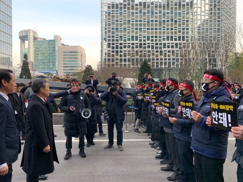 16일 오전 서울 중구 IBK기업은행 본점에서 윤종원 기업은행장이 출근을 시도했지만 노조원들의 출근 저지 투쟁에 막혔다. [연합]