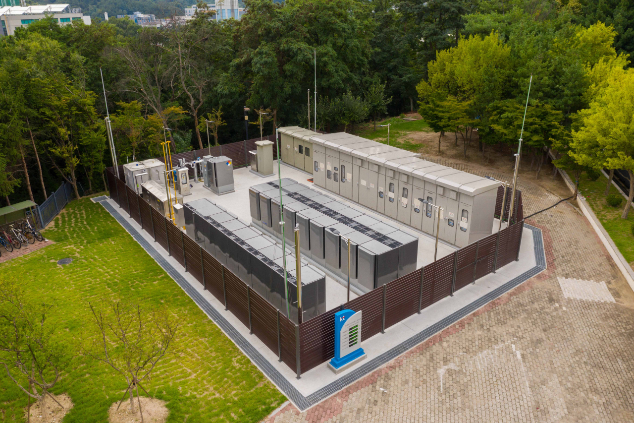 지난해 8월 SK건설이 공급·시공을 완료한 KT 대덕2연구센터에 설치된 연료전지 주기기 모습.