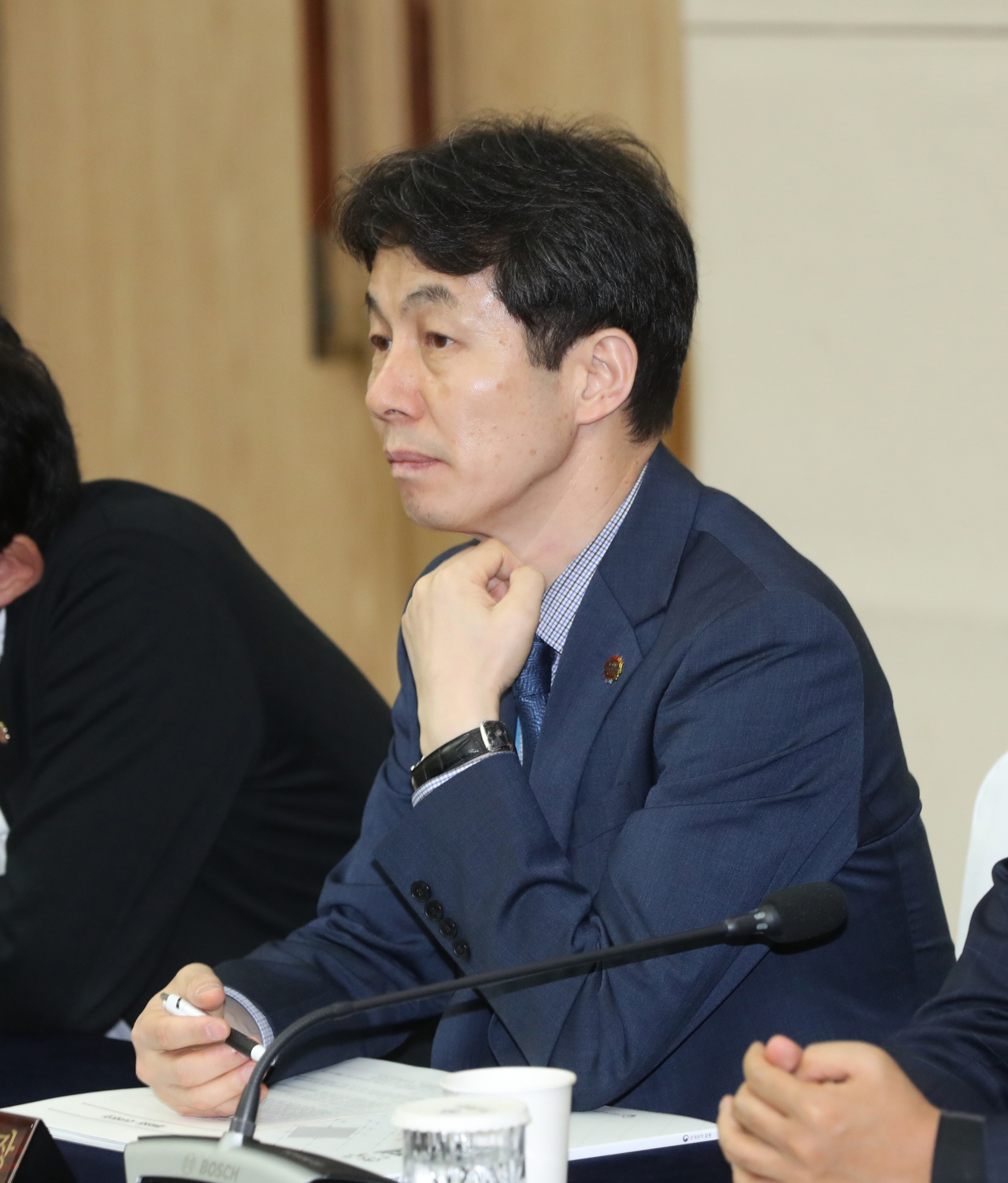 윤건영 전 청와대 국정기획상황실장이 지난해 11월 12일 오전 부산에서 열린 국무회의에 참석한 모습. [연합]