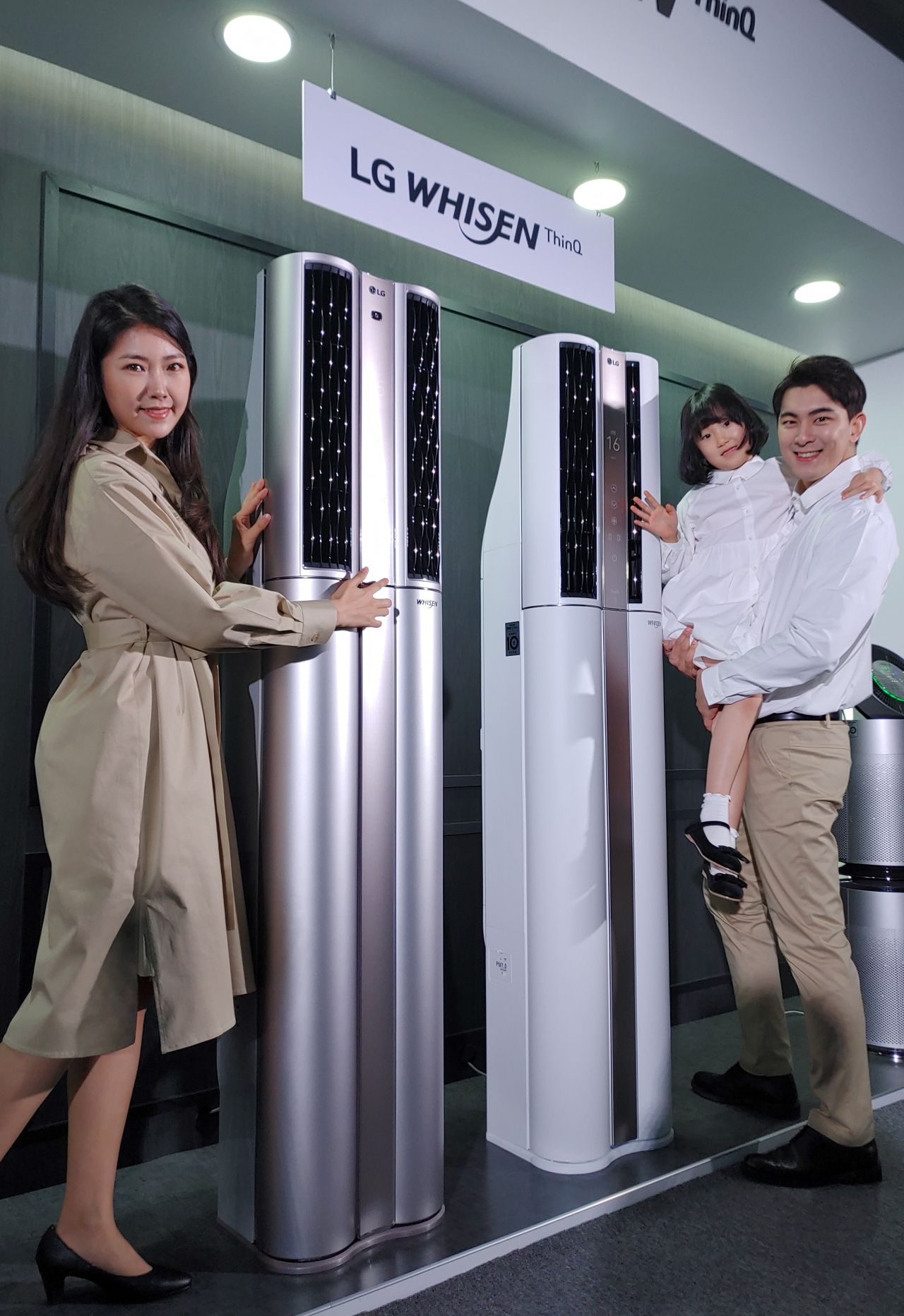 LG전자 모델이 2020년형 LG 휘센 씽큐 에어컨 신제품을 소개하고 있다. [LG전자 제공]