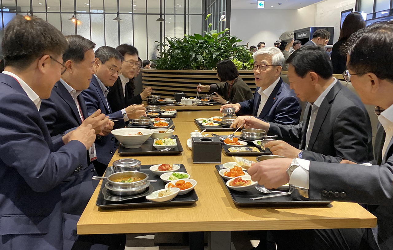 신동빈 롯데지주 회장은 15일 서울 송파구 롯데월드타워 31층에서 열린 ‘롯데 VCM’에서 “과거의 롯데는 모두 버려라”고 쓴소리를 쏟아냈다. 사진은 지난 7일 새해 첫 출근한 신 회장이 롯데월드타워 내 구내식당에서 지주 및 BU 임원들과 이야기하며 식사하고 있다. 사진 왼쪽부터 강희태 유통BU장, 황각규 롯데지주 대표이사, 이봉철 호텔&서비스BU장, 김교현 화학BU장, 송용덕 롯데지주 대표이사, 롯데 신동빈 회장, 이영호 식품BU장. [롯데지주 제공]