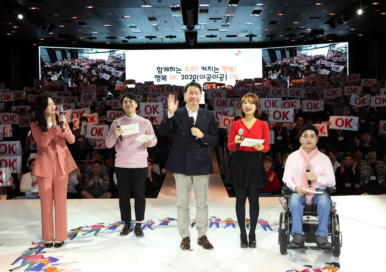 최태원 SK그룹 회장(가운데)이 15일 서울 광장동 워커힐호텔에서 열린 신입사원과의 대화에 참석해 질문에 답하고 있다. [SK그룹 제공]