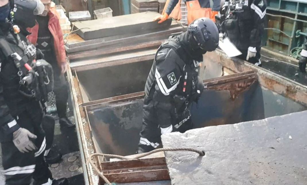 해양경찰들이 지난 6일 전남 신안 가거도 앞바다에서 불법조업한 중국 어선을 검문·검색하고 있다. [해양경찰청 제공]