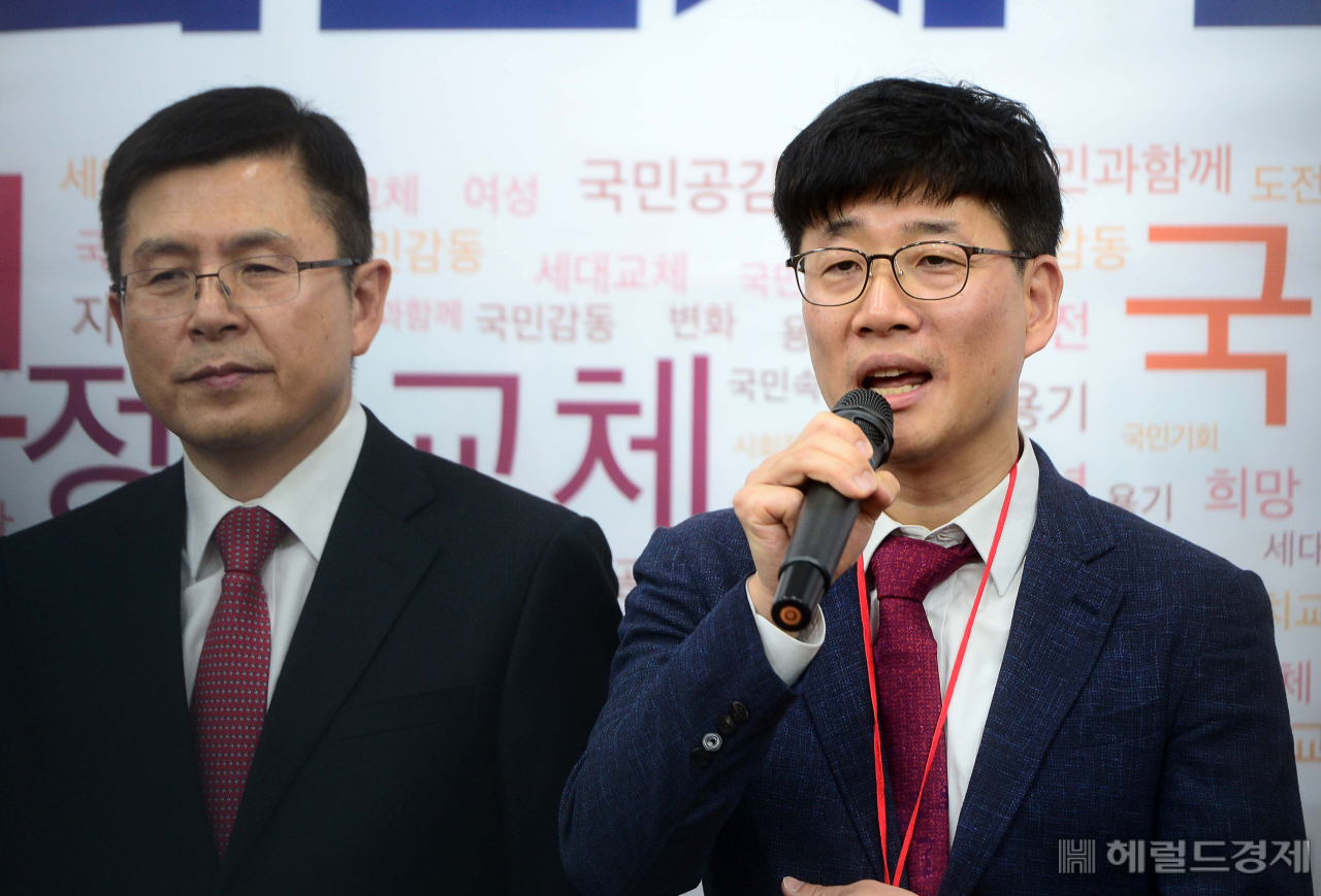[헤럴드경제=이상섭 기자] 16일 서울 여의도 국회에서 열린 자유한국당 인재영입 환영식에서 자유한국당 4호 영입인재인 산업재해 공익신고자 이종헌(47)씨가 인사말을하고 있다. babtong@heraldcorp.com