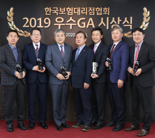 왼쪽부터 류성식 피플라이프(주) 상무, 신만규 주식회사퍼스트에셋 대표, 박경순 ㈜에이플러스에셋어드바이저 대표, 조경민 한국보험대리점협회 회장, 조용학 키움에셋플래너주식회사 대표, 윤창훈 ㈜비큐러스 대표, 권칠봉 ㈜더탑아이앤아이보험대리점 대표.