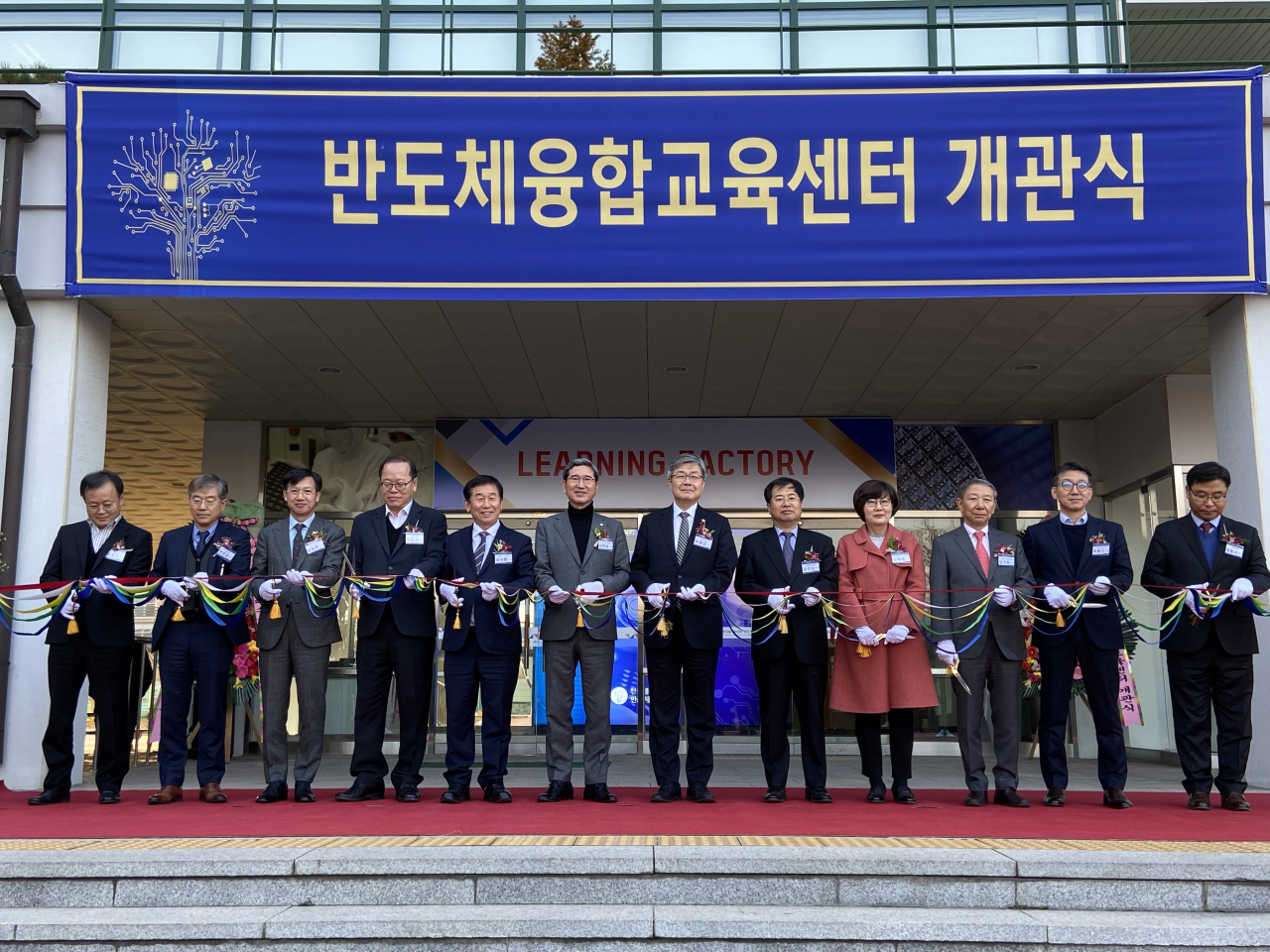 이재갑 고용노동부 장관(왼쪽에서 7번째)이 지난 15일 오후 한국폴리텍대학 반도체융합캠퍼스 출범식에 참석해 관계자들과 테이프 커팅을 하고 있다. 이 장관은 이 자리에서 “우수한 인재는 기업을 키우고 기업의 성장은 다시 일자리 창출로 이어지는 생태계가 조성될 것”이라며 “반도체는 물론 산업 전반에서 필요로 하는 혁신 인재가 지속해서 공급될 수 있도록 지원을 아끼지 않겠다”고 밝혔다. 폴리텍대학은 기존 안성캠퍼스를 반도체융합캠퍼스로 개편해 반도체 특화 대학으로 새 출발했다. 사진 왼쪽 5번째는 이석행 한국폴리텍대학 이사장, 6번째는 김학용 국회 환경노동위원회 위원장. [고용노동부 제공]